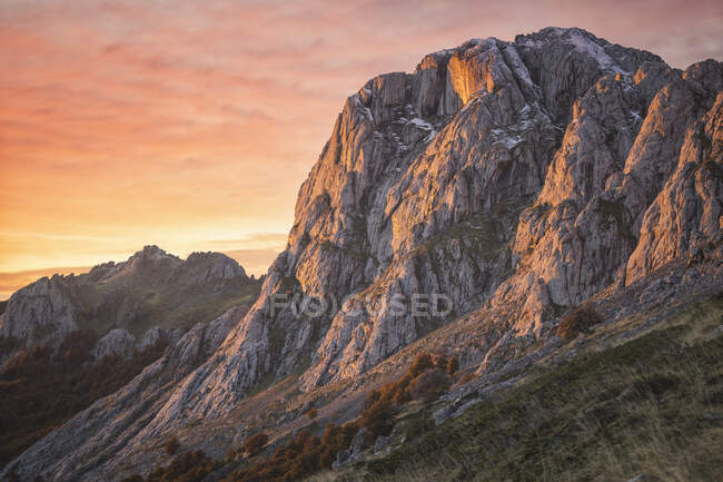Luz del amanecer en las montañas roca, naturaleza - foto de stock