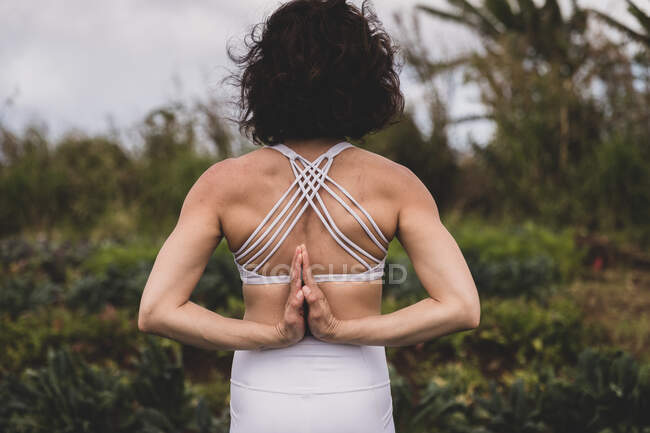Female practices yoga outside in a field in hawaii — Stock Photo