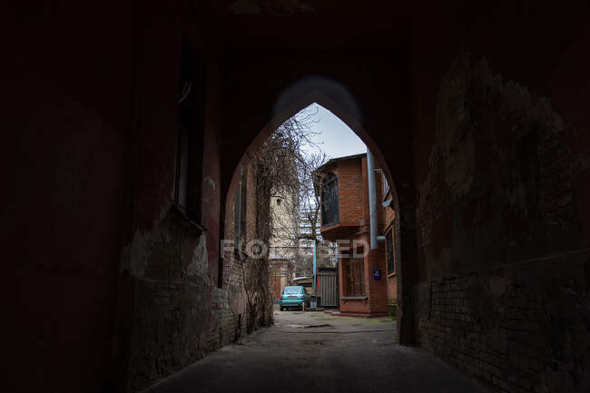 Old house in the city, view in tunnel arch — Stock Photo
