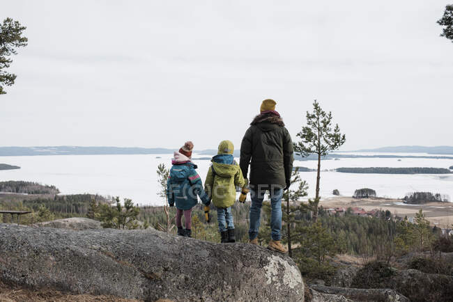 Батько і його діти мають чудовий вигляд на узбережжя Швеції. — стокове фото
