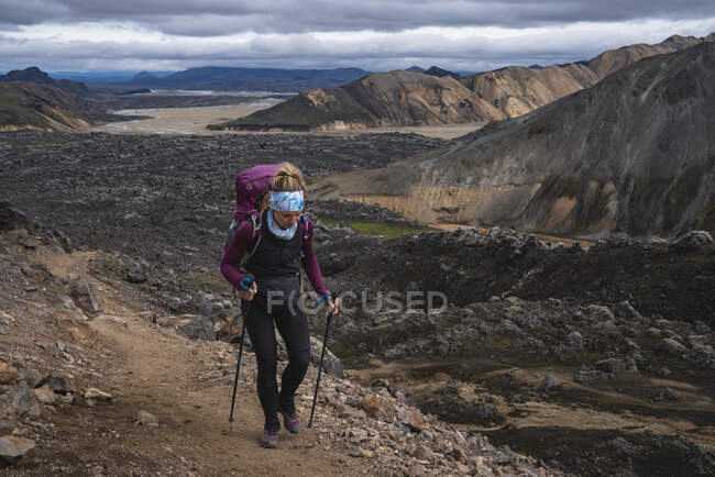 Жінка ходить по горах — стокове фото