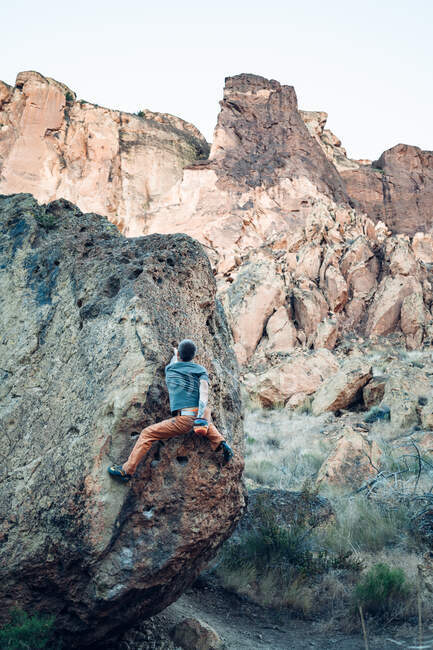 Arrampicatore scala la roccia in montagna — Foto stock