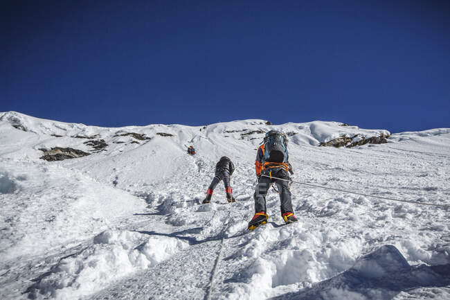 Альпинисты поднимаются на вершину Непала. — стоковое фото