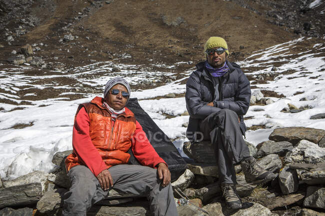 Провідники на шляху до базового табору Мат - Еверест у Непалі.. — стокове фото