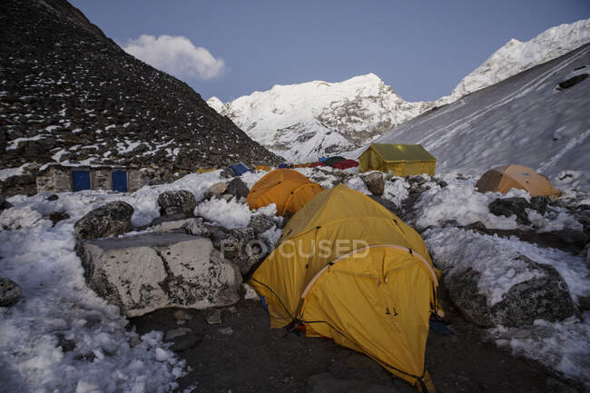 Carpas en el campamento base Island Peak en el valle de Khumbu en Nepal. - foto de stock