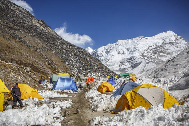 Acampamento base no pico da ilha no Vale do Khumbu, no Nepal. — Fotografia de Stock