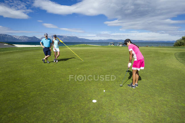 Amigos jugando golf en Edgewood Tahoe en Stateline, Nevada. - foto de stock