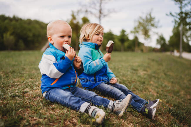 Giovani ragazzi che prendono un gelato nel parco — Foto stock