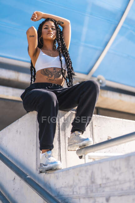 Junges schwarzes Mädchen mit Tätowierungen, Fallentänzerin auf urbanem Foto — Stockfoto