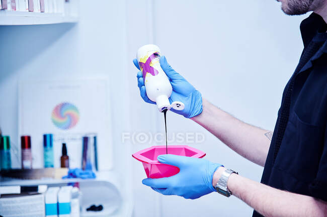 Stylist preparing color mix for the customer — Stock Photo