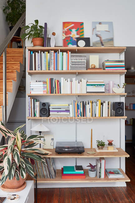 Interno moderno di una stanza con libri e un libro — Foto stock