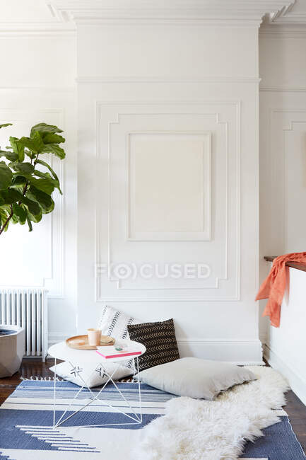 Interno di camera da letto moderna con divano bianco e tappeto rosa — Foto stock
