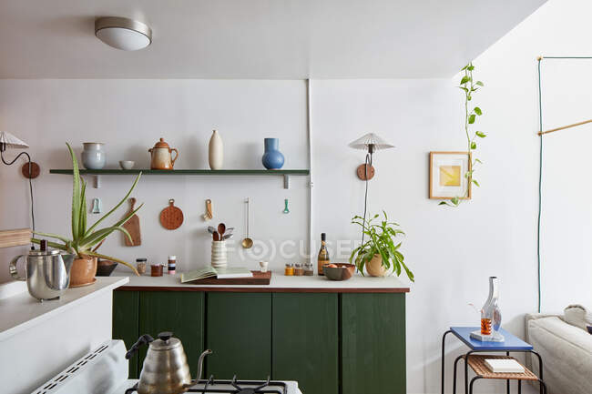 Interior da cozinha moderna com paredes brancas e azuis — Fotografia de Stock