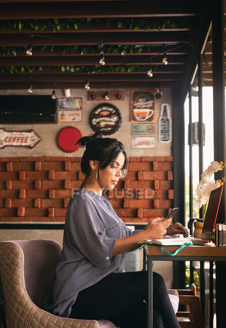 Pretty girl using a laptop and coffee — Stock Photo