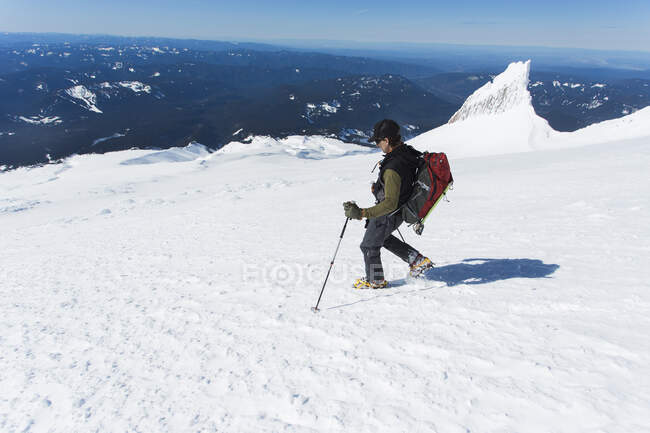 A man climbs down from the summit of Mt. Hood in Oregon. — Stock Photo