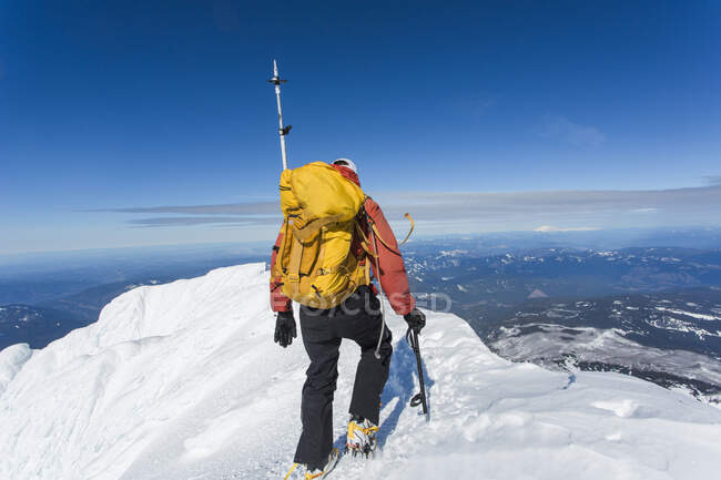Um homem sobe ao cume do Monte. Capuz em Oregon. — Fotografia de Stock