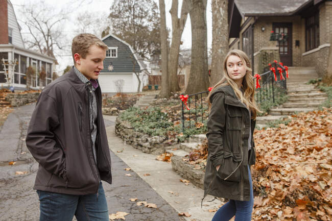 Брат і сестра ходять разом на заміському тротуарі восени — стокове фото