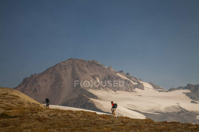 Альпинисты поднимаются по тропе по пути к Ледниковому пику в ледниковом пике в штате Вашингтон. — стоковое фото