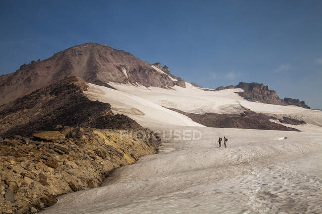 Gli arrampicatori percorrono un sentiero per raggiungere il Glacier Peak nel Glacier Peak Wilderness a Washington. — Foto stock