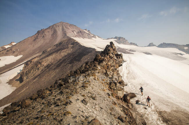 Climbers ascend a trail en route to Glacier Peak in the Glacier Peak Wilderness in Washington. (released: Sam Thompson and Brock Gavery) — Stock Photo