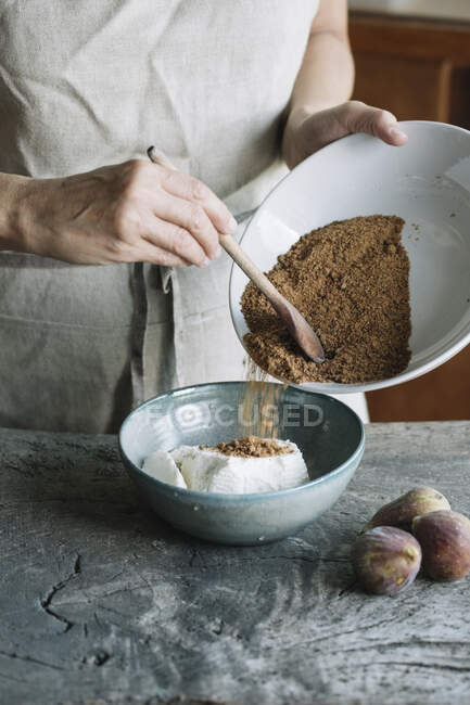Femme faisant un bol de riz dans une cuisine — Photo de stock