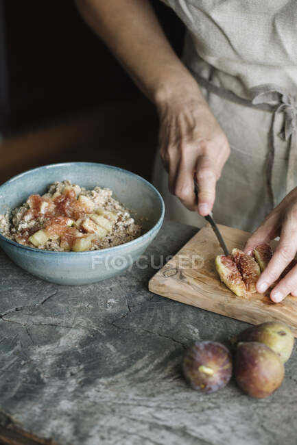 Primo piano di donna torta di cottura con fichi — Foto stock