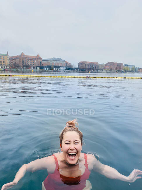 Винтербадере в Копенгагене. Сообщество людей, которые собираются, чтобы насладиться лечением холодной водой — стоковое фото