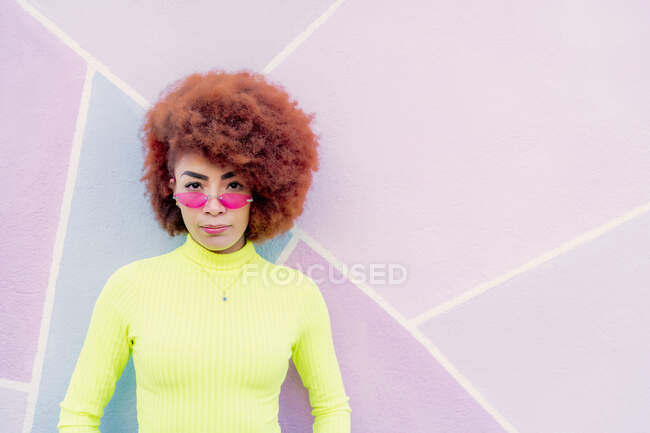 Retrato de mulher com cabelo afro e óculos rosa — Fotografia de Stock