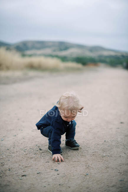 Petit garçon en randonnée lors d'une journée sombre en Californie du Sud — Photo de stock