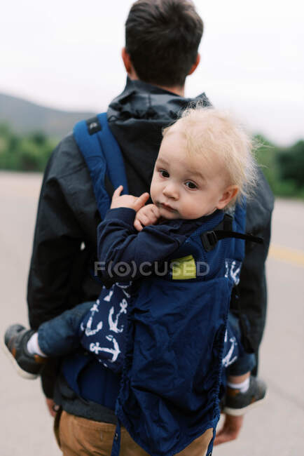 Padre joven y bebé de senderismo en el sur de California en las montañas - foto de stock