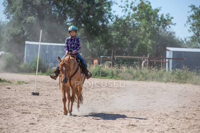 Tween chica calentando caballo antes de rodeo eventos - foto de stock