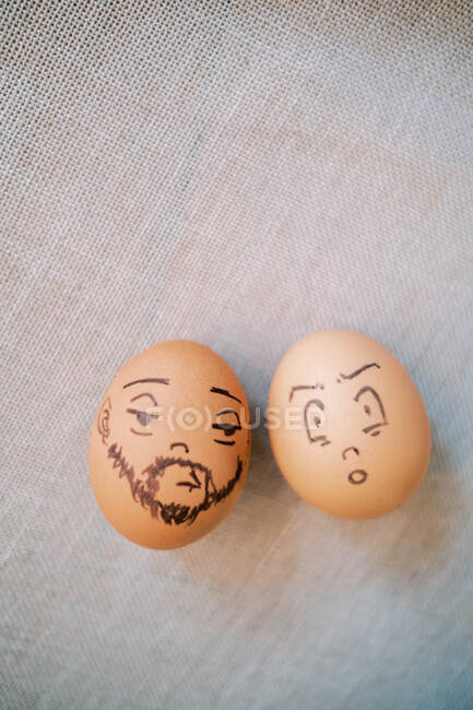 Dos huevos con el dibujo divertido tonto del arte de la cara para la celebración de Pascua - foto de stock