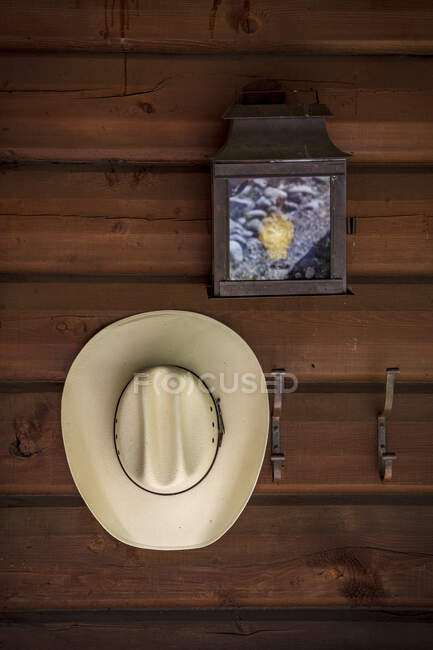 Ein Cowboyhut ruht auf einem Kleiderständer vor einer Hütte im Süden Colorados — Stockfoto