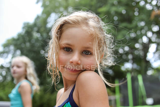 Retrato de chica mirando la cámara de cerca con sonrisa en la cara - foto de stock