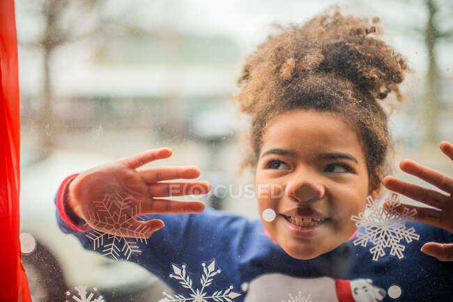 Squished face on window looking in — Stock Photo