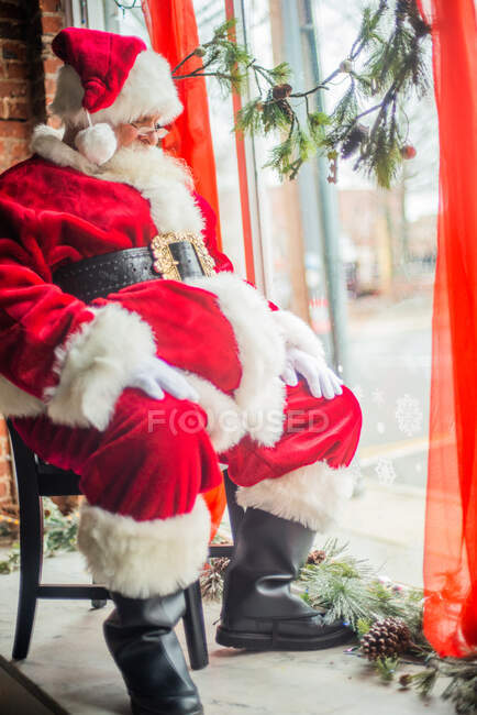 Санта-Клаус спит в окне — стоковое фото