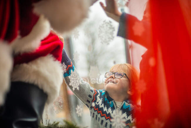 Young boy reaches up to connect to Santa during covid — Stock Photo