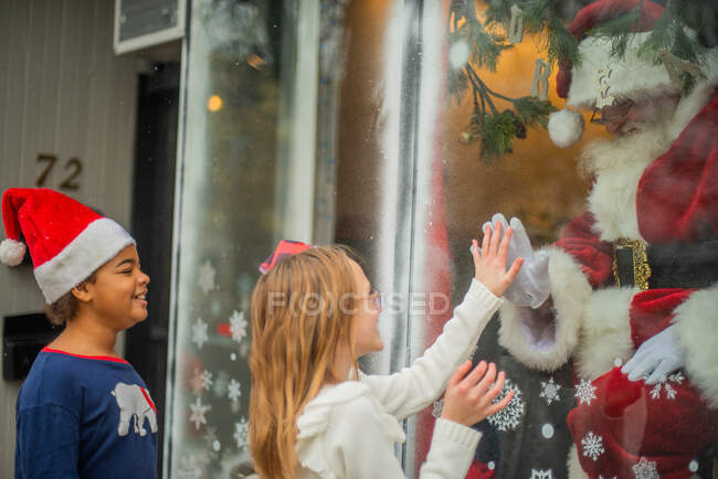 Tween girls connect with santa — Stock Photo
