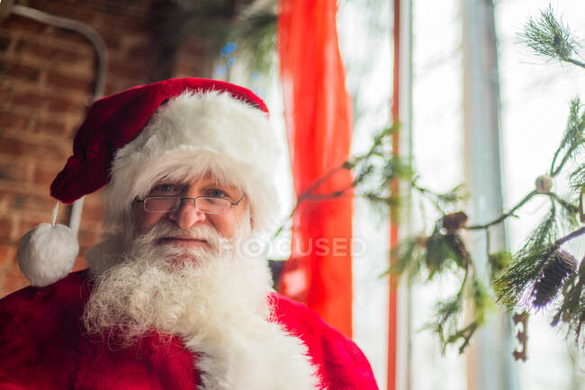 Porträt des Weihnachtsmannes im Fenster — Stockfoto