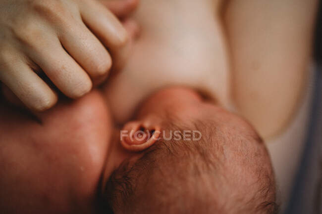 Gros plan sur l'allaitement maternel montrant beaucoup de peau — Photo de stock