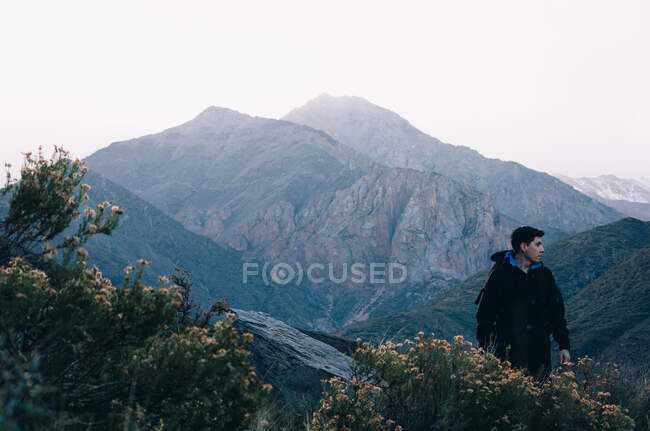 Uomo in piedi Contempling Mountain Landscape. ARGENTINA — Foto stock
