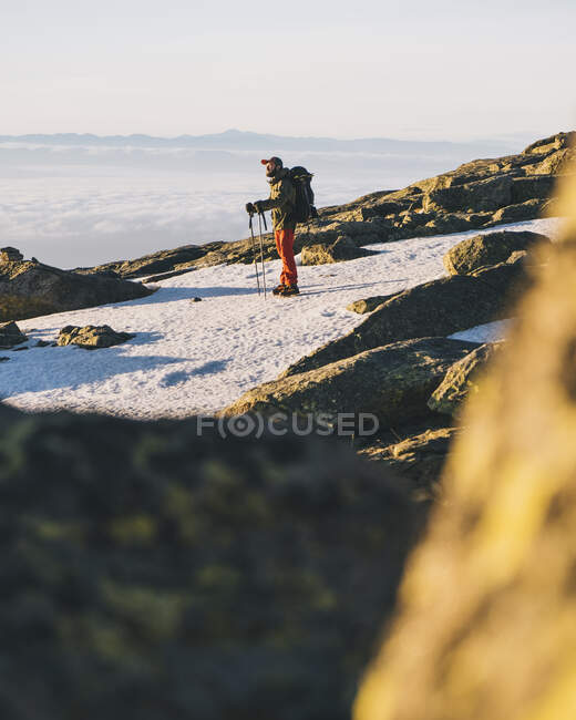 Молодий чоловік у шапці і дивиться на сонце, що сходить над горизонтом, Гредос, Іспанія. — стокове фото