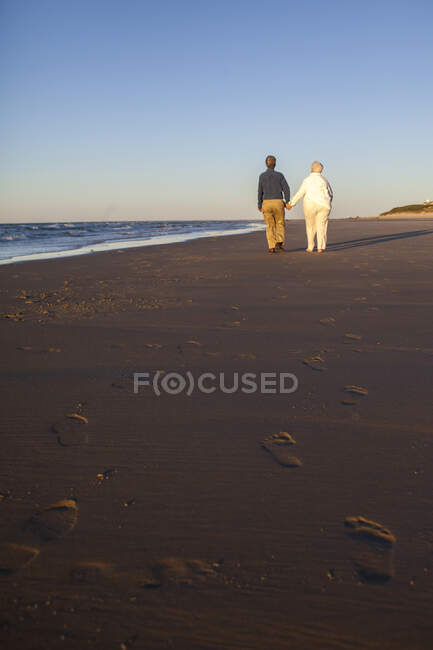Pareja casada en sus setenta años mostrando afecto en Cold Storage Beach en Cape Cod - foto de stock