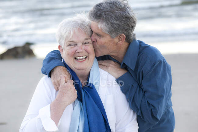 Senior marito baciare moglie a cella frigorifera spiaggia su Cape Cod — Foto stock