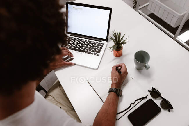 Young businessman using laptop at desk in coworking — Stock Photo