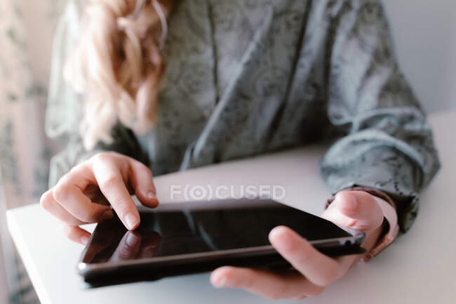 Young woman using digital tablet — Stock Photo