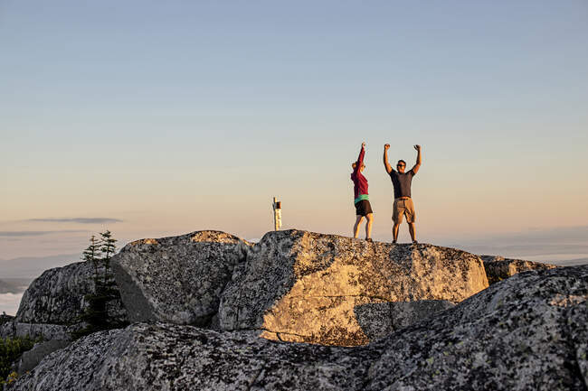 Man and woman celebrate reaching mountain summit while hiking, Maine — Stock Photo
