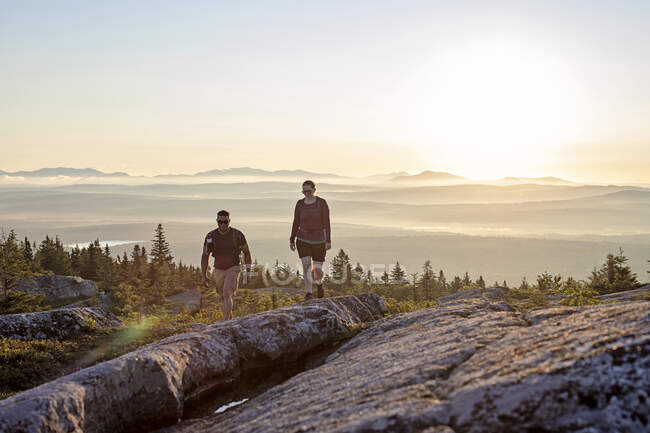 Duas pessoas caminham ao longo da Trilha Apalaches no cume da Montanha Maine. — Fotografia de Stock