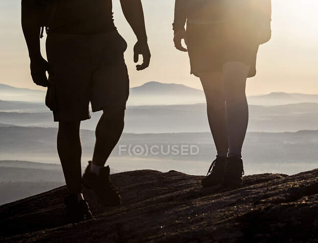 Silueta de las piernas de dos excursionistas con montañas detrás del sendero Apalache - foto de stock