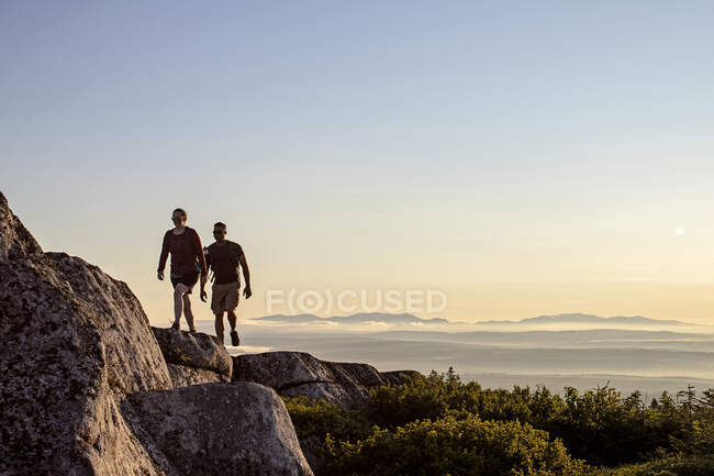 Male and female hiker walk along Appalachian Trail in mountains, Maine — Stock Photo